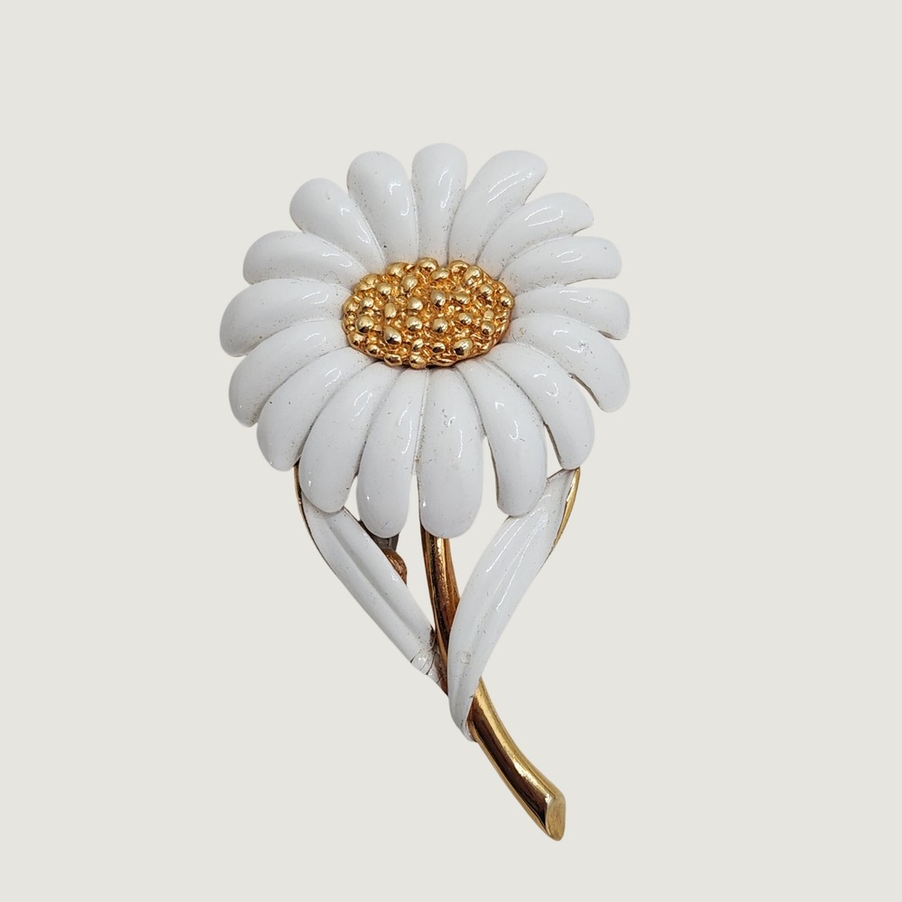 Vintage Monet White Enamel Daisy Flower Brooch Gold Tone Pin 1970s Preppy 2.5"